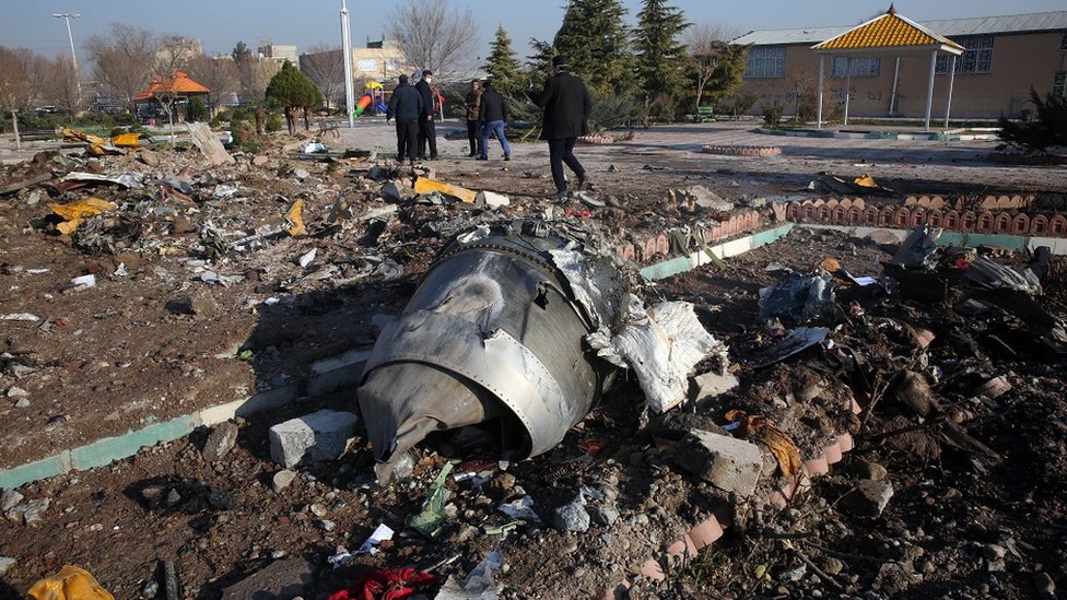 حطام الطائرة الأوكرانية التي مات جميع من كان على متنها