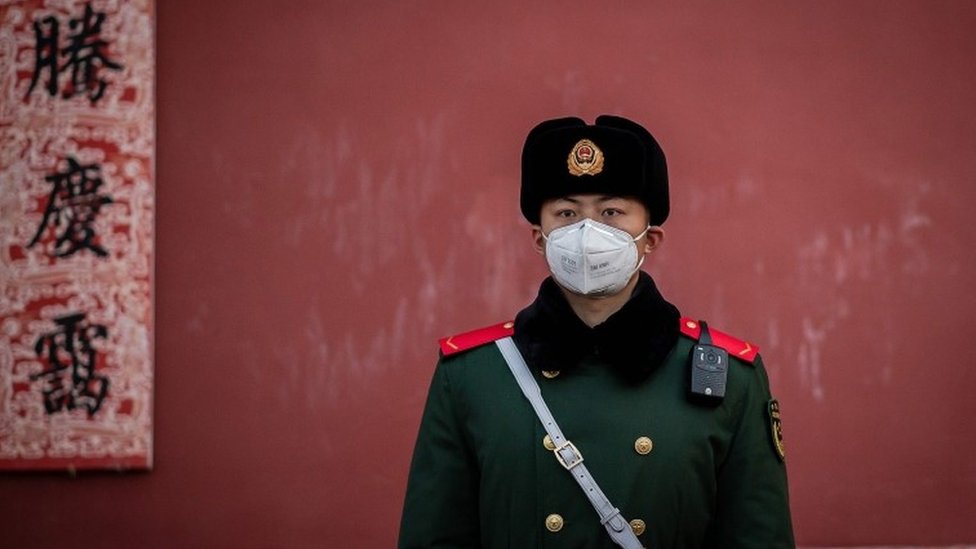 ضابط صيني يرتدي قناعا واقيا في بكين