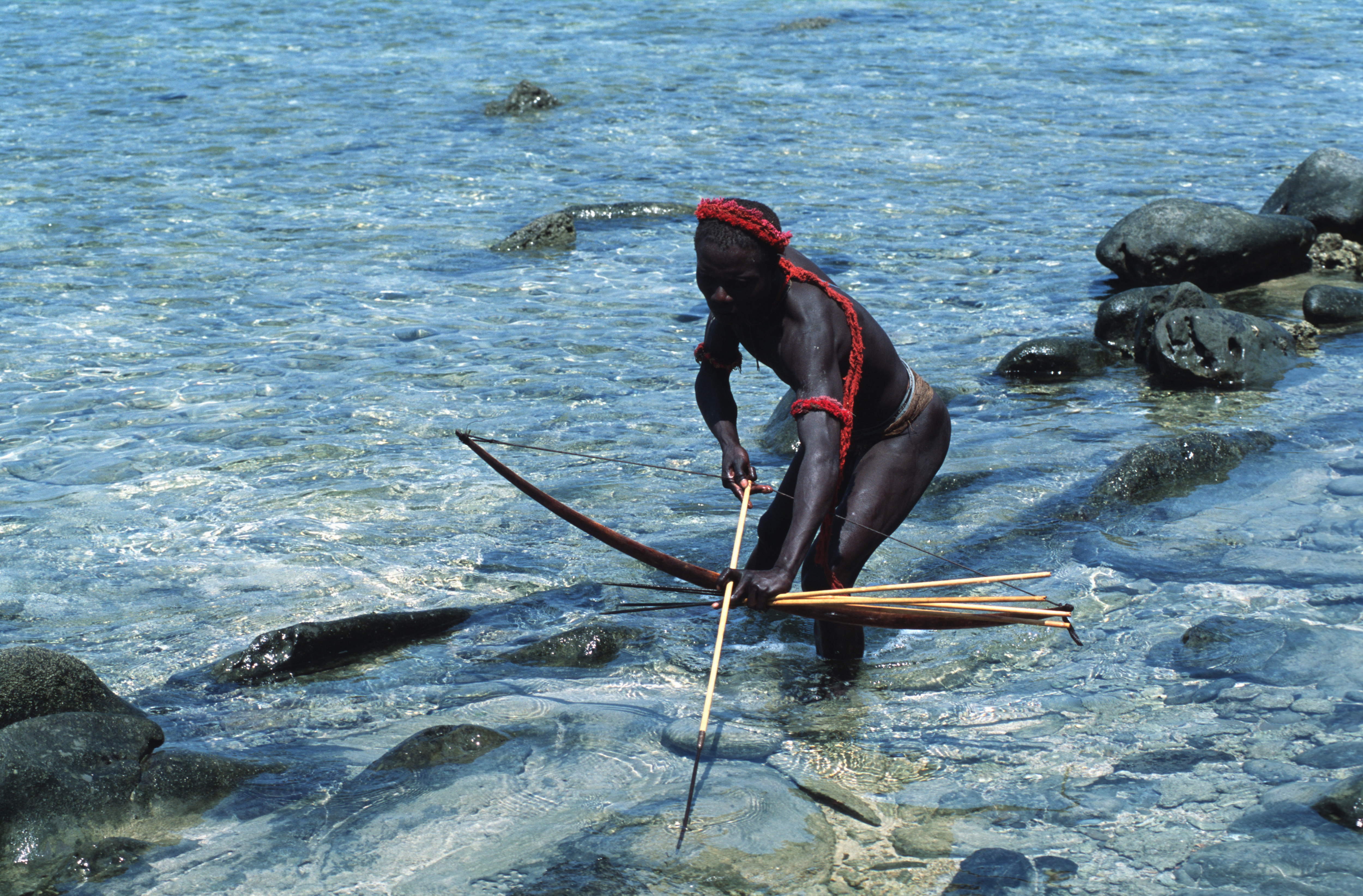 رجل من قبيلة جاراوا يصطاد السمك بالقوس والنشاب