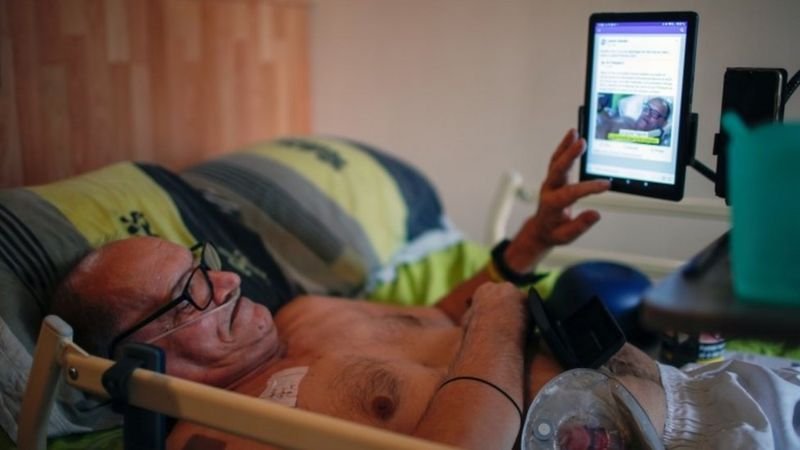 ينشرآلان كوك على فيسبوك في منزله في ديجون، فرنسا