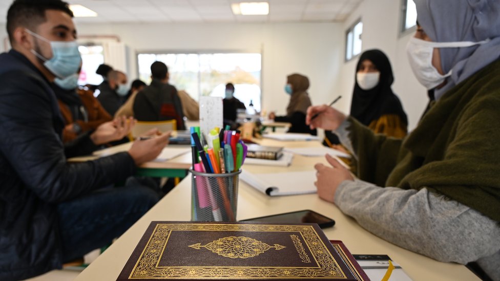 مسلمون في درس للقرآن في باريس