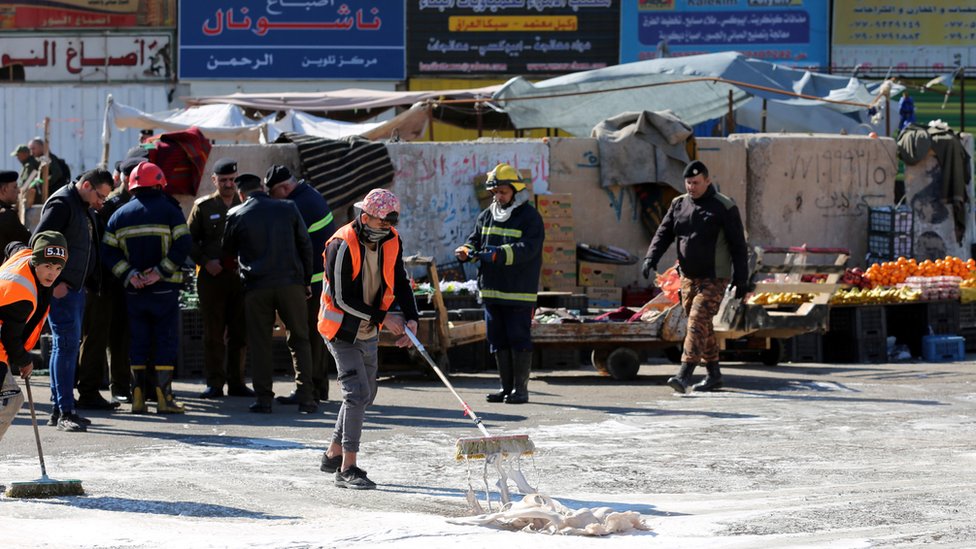 تنظيف موقع أحد الانفجارين في بغداد