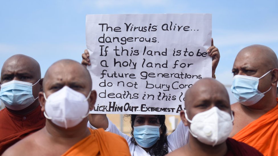 مظاهرة في سريلانكا لدعم سياسة الحكومة في فرض حرق جثث الأشخاص الذين يموتون جراء إصابتهم بكوفيد-19