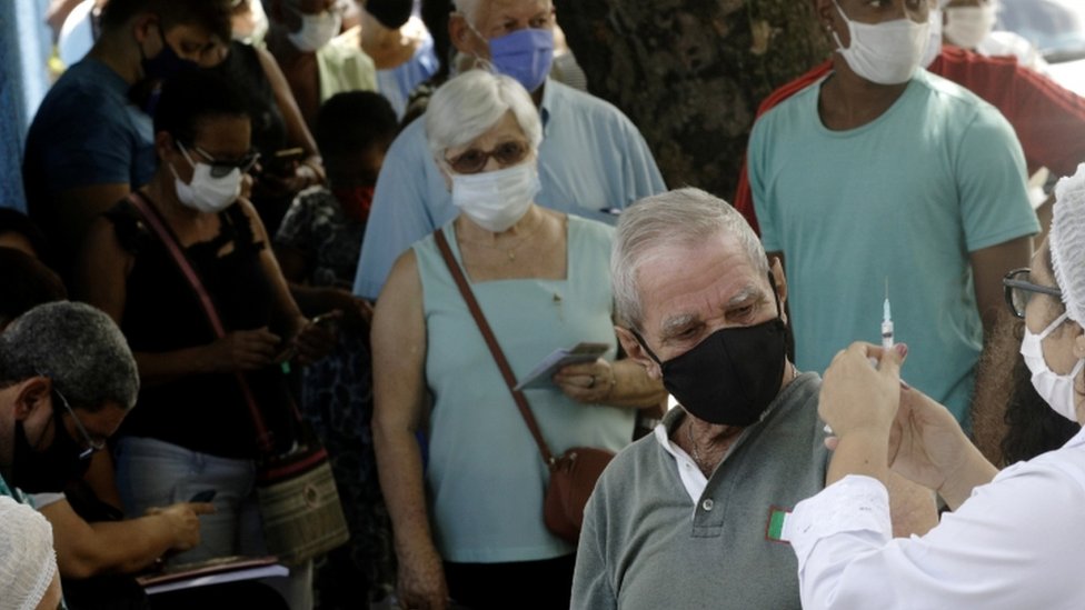 أحد المسنين يتلقى اللقاح في البرازيل