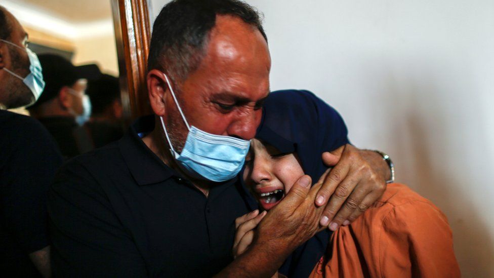 أقارب حسين حمد، قتل في قطاع غزة، في 11 مايو/أيار 2021