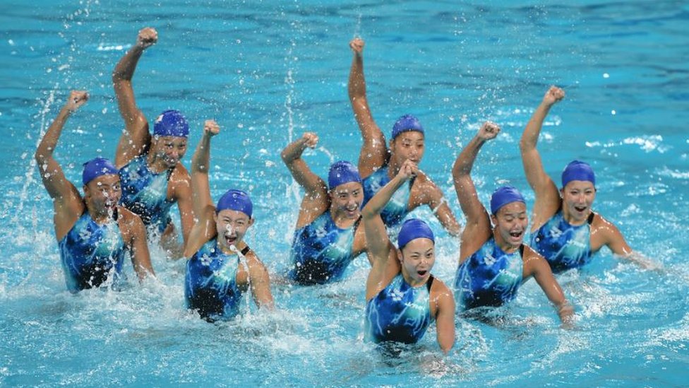 فريق السباحة الياباني خلال حصة تدريبية في مركز ماريا لينك للرياضات المائية في ريو دي جانيرو بالبرازيل.