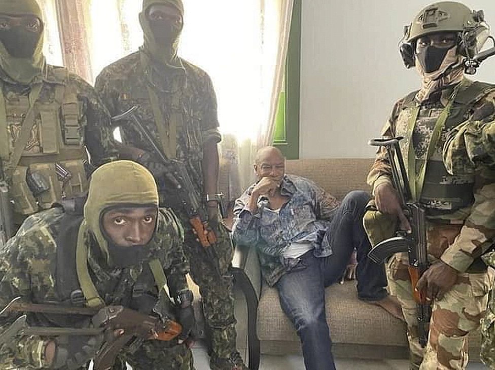 نشر الجيش الغيني صورة ألفا كوندي ، رئيس جمهورية غينيا، الجالس في الوسط، الذي احتجزته القوات الخاصة التابعة للجيش في كوناكري ، غينيا ، في 5 سبتمبر / أيلول. 2021