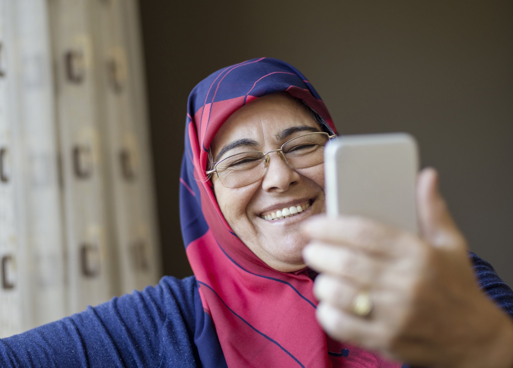 صورة تعبيرية لامرأة تتحدث مكالمة فيديو عبر هاتفها المحمول