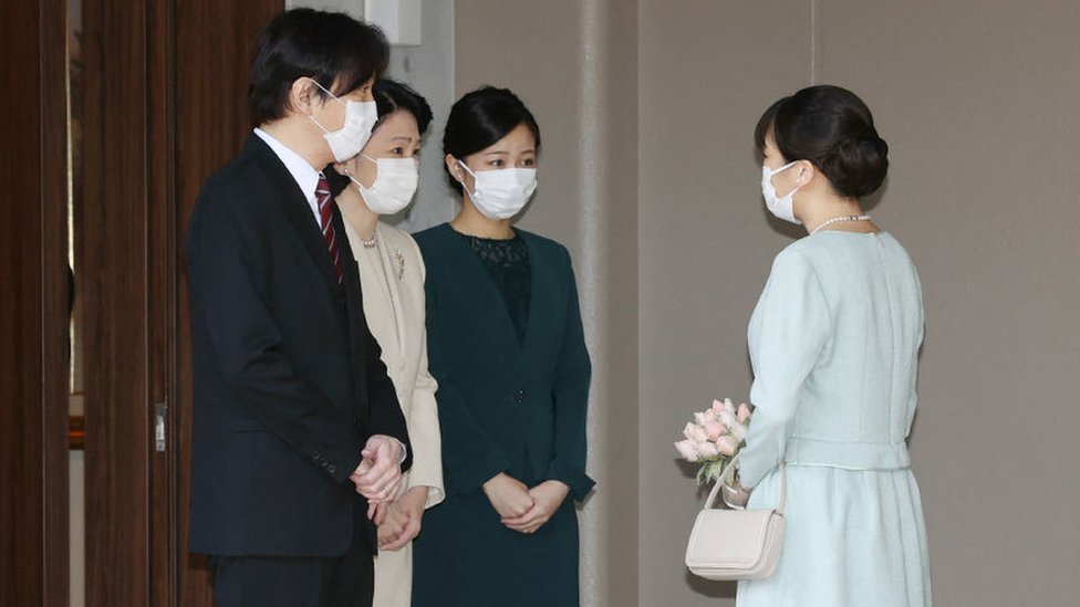 الأميرة ماكو تتحدث مع والدها ووالدتها وأختها، قبل مغادرتها إلى حفل زفافها