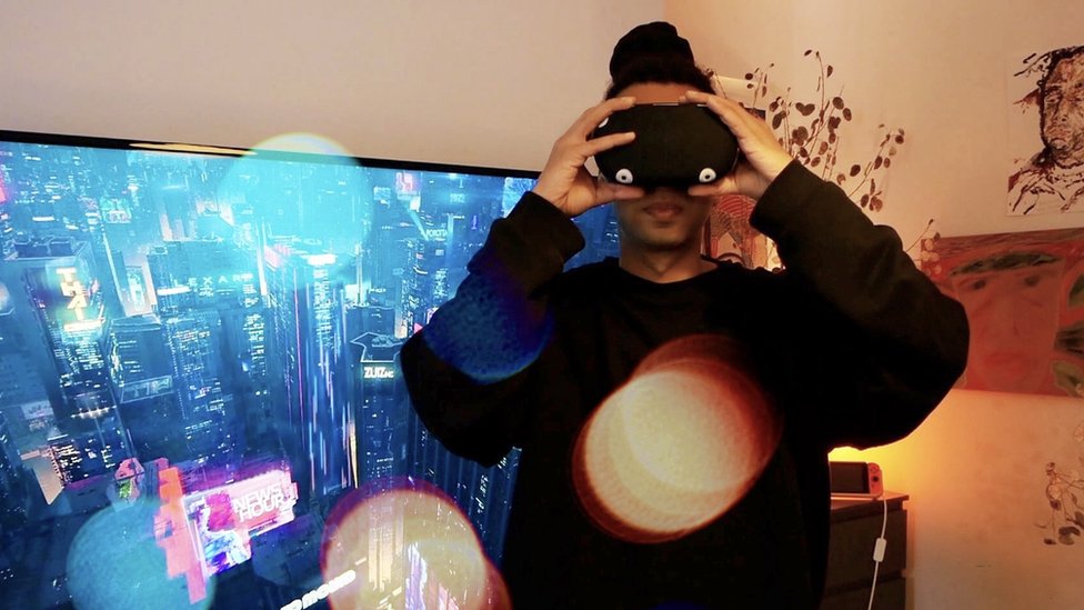 حسام فازولا يرتدي نظارة الواقع الافتراضي