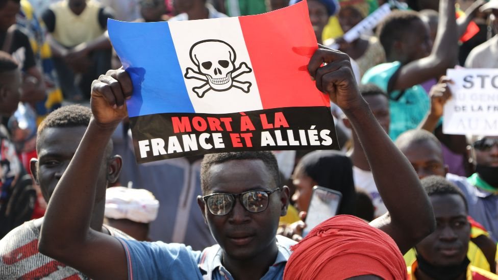 متظاهرون ضد فرنسا