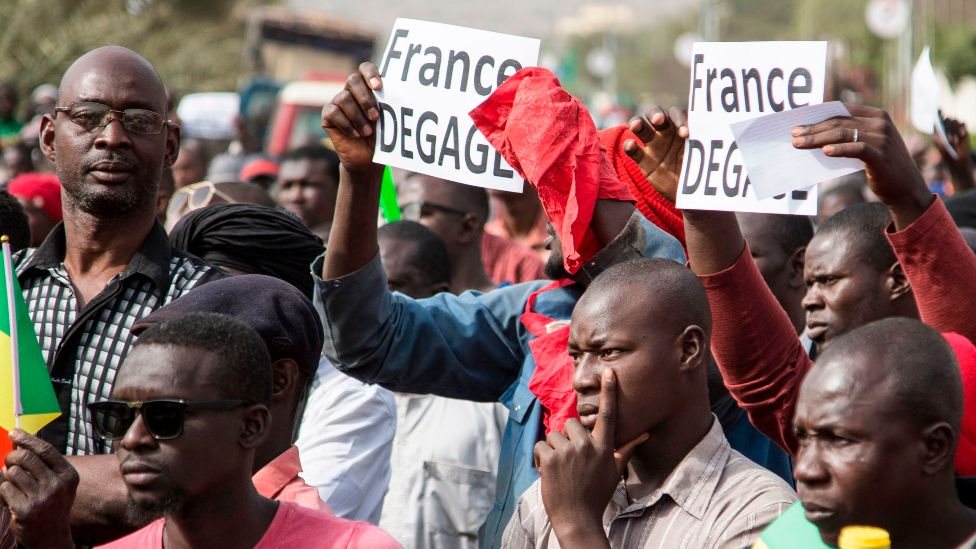 متظاهرون ضد فرنسا