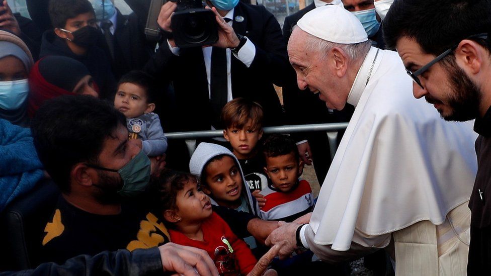 البابا يلتقي بأطفال في مخيم مافروفوني