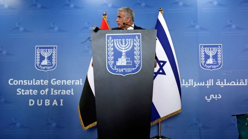 وزير الخارجية الإسرائيلي يائير لابيد في مؤتمر صحفي بالقنصلية الإسرائيلية في دبي في يونيو/حزيران 2021