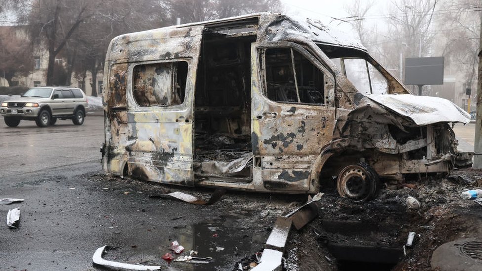 شاحنة صغيرة محترقة في مدينة ألماتي