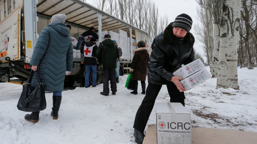 الصليب الأحمر يوزع مساعدات على سكان في شرق أوكراينا استعدادا لأي عمليات عسكرية محتملة