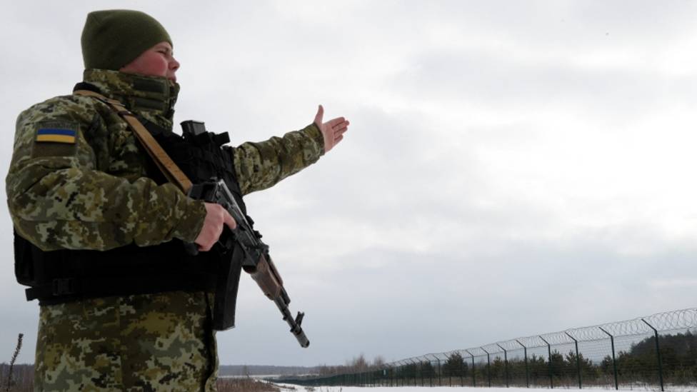 أحد أفراد حرس الحدود الأوكراني في دورية بالقرب من الحدود مع روسيا