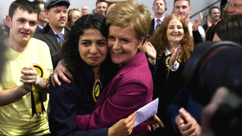 الوزيرة الأولى في اسكتلندا نيكولا ستيرجيون قالت إن عينيها أدمعت فرحاً بفوز روزا صالح