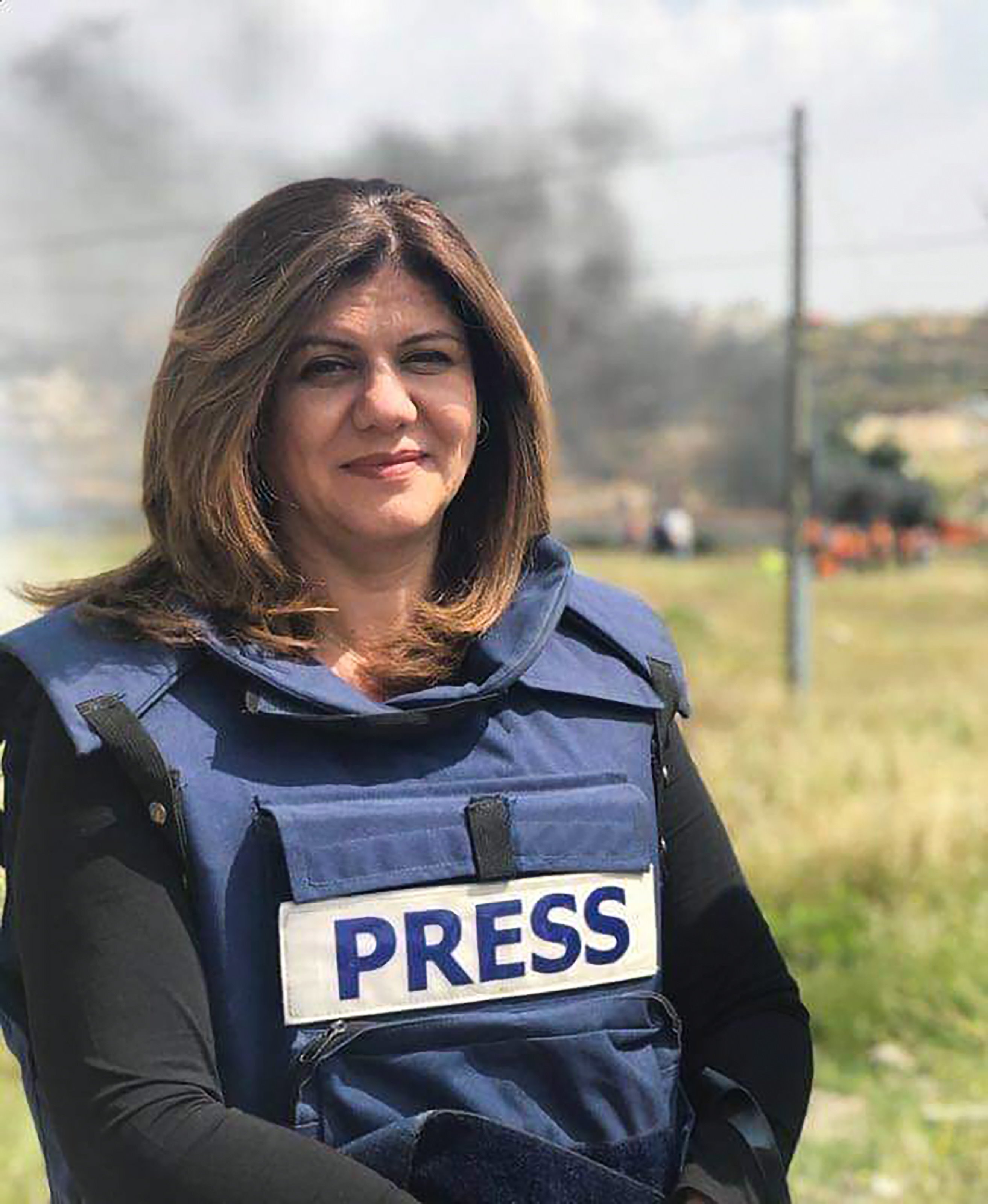 شيرين أبو عاقلة ترتدي سترة الصحفيين