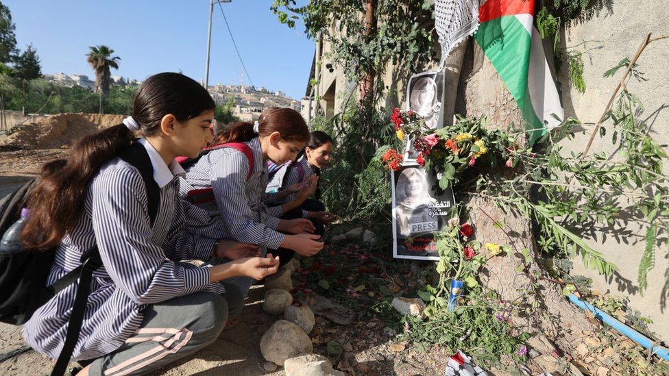 تلميذات يزرن الموقع الذي قُتلت فيه الصحفية شيرين أبو عاقلة في الضفة الغربية المحتلة، في جنين في 12 مايو/أيار 2022