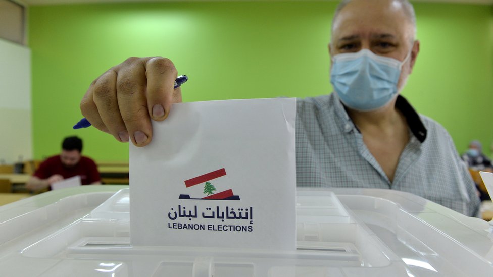 رجل يدلي بصوته في مركز اقتراع في بيروت، لبنان، 15 مايو/أيار 2022.