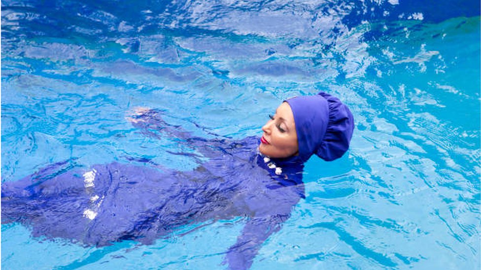 امرأة ترتدي البوركيني في مسبح