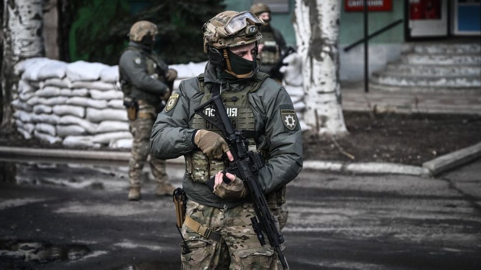 دورية للقوات الأوكرانية في بلدة نوفولوهانسكي شرقي أوكرانيا