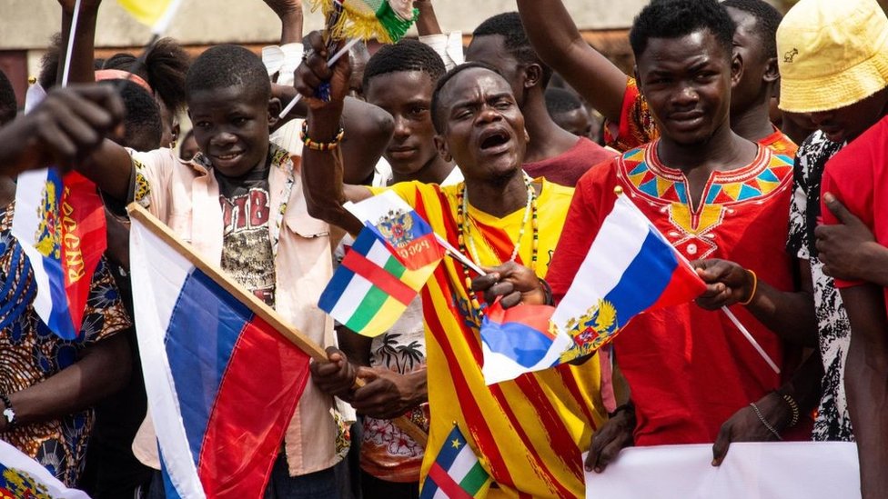 أشخاص يرفعون أعلام روسيا وجمهورية أفريقيا الوسطى خلال مسيرة خرجت في بانغي في 5 مارس/آذار عام 2022 للتعبير عن تأييد روسيا