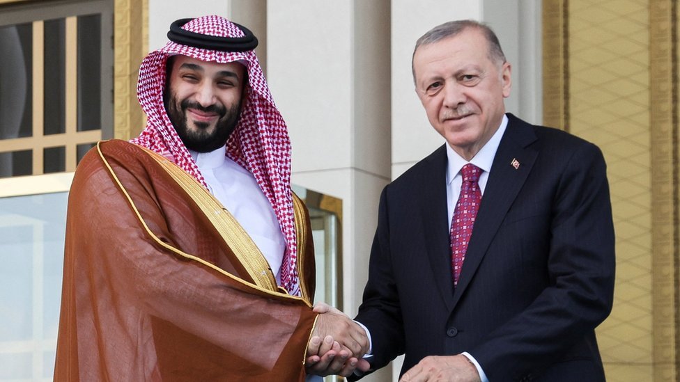 ولي العهد السعودي الأمير محمد بن سلمان (إلى اليسار) يصافح الرئيس التركي رجب طيب أردوغان (يمين) في أنقرة، تركيا (22 يونيو/حزيران 2022)