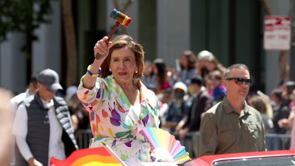 نانسي بيلوسي خلال مسيرة فخر للمثليين