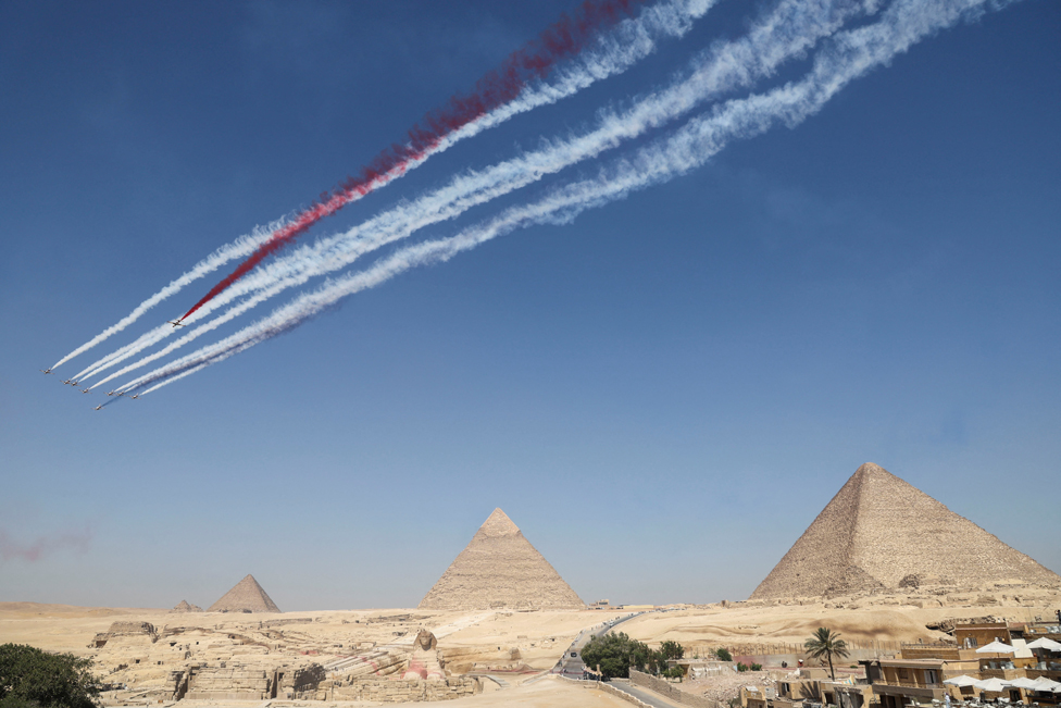 عرض الأكروبات الجوية المصرية "سيلفر ستارز" مع فريق الأكروبات الكوري الجنوبي "النسور السوداء" خلال معرض بيراميدز الجوي 2022 في هضبة الأهرام في الجيزة ، مصر ، 3 أغسطس/آب 2022.