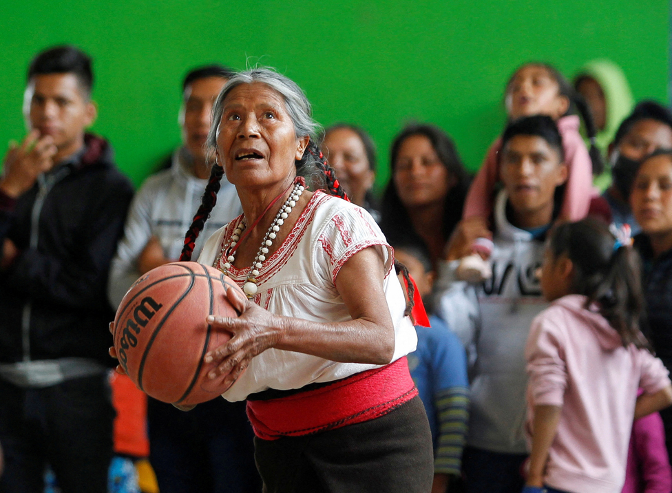 أندريا غارسيا لوبيز، 71 عاما، الملقبة بغراني جوردون من جانب مستخدمي تطبيق تيك توك، تلعب كرة السلة خلال مباراة استعراضية في أوكساكا المكسيك 3 أغسطس/آب