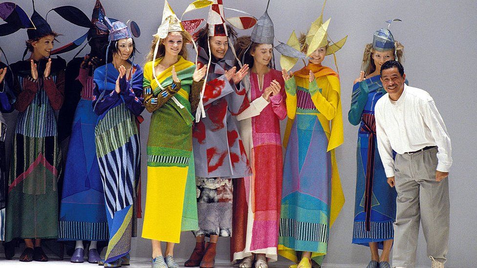 إيسي مياكي على خشبة العرض مع عارضاته في عرض للأزياء أقيم في باريس 1997.