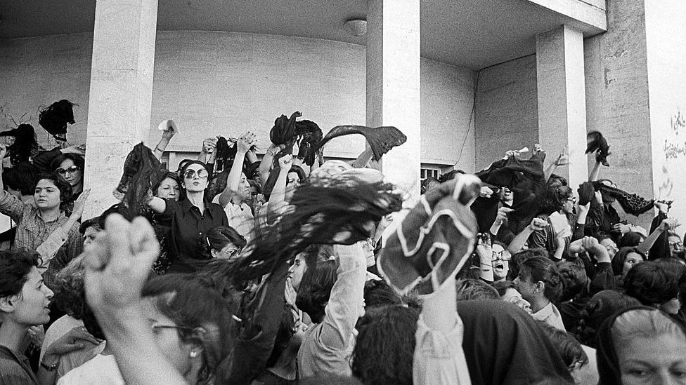 في عام 1980 ، لوحت النساء بحجاباتهن في الهواء لإظهار رفضهن في مظاهرة في طهران.