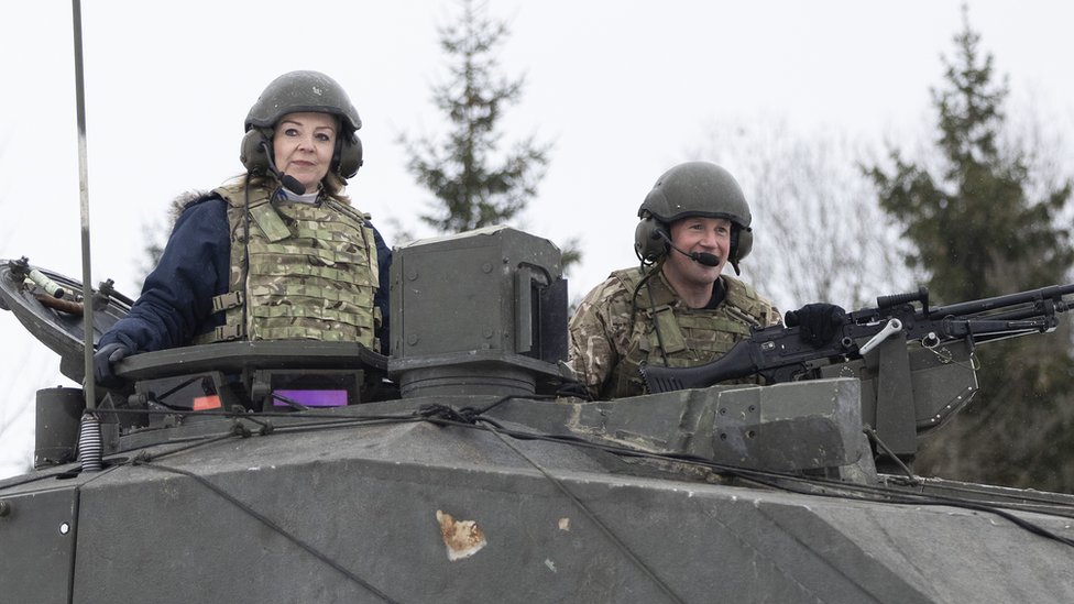 عام 2021 التقطت صورة لليز تراس، فوق دبابة، خلال زيارتها القوات البريطانية في إستونيا