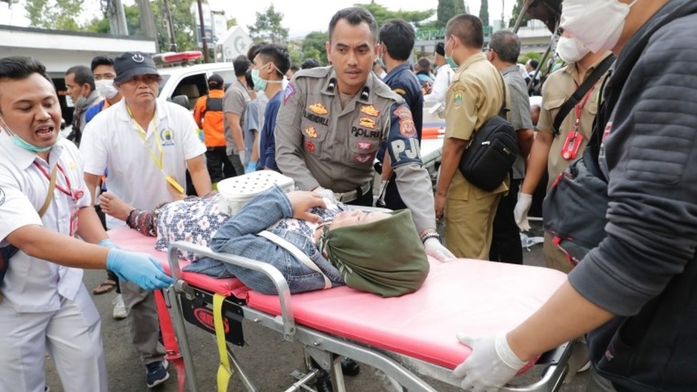 عمال الإنقاذ يحملون جريحًا من ضحايا الزلزال في مستشفى في سيانجور ، جاوة الغربية ، إندونيسيا ، 21 نوفمبر 2022.