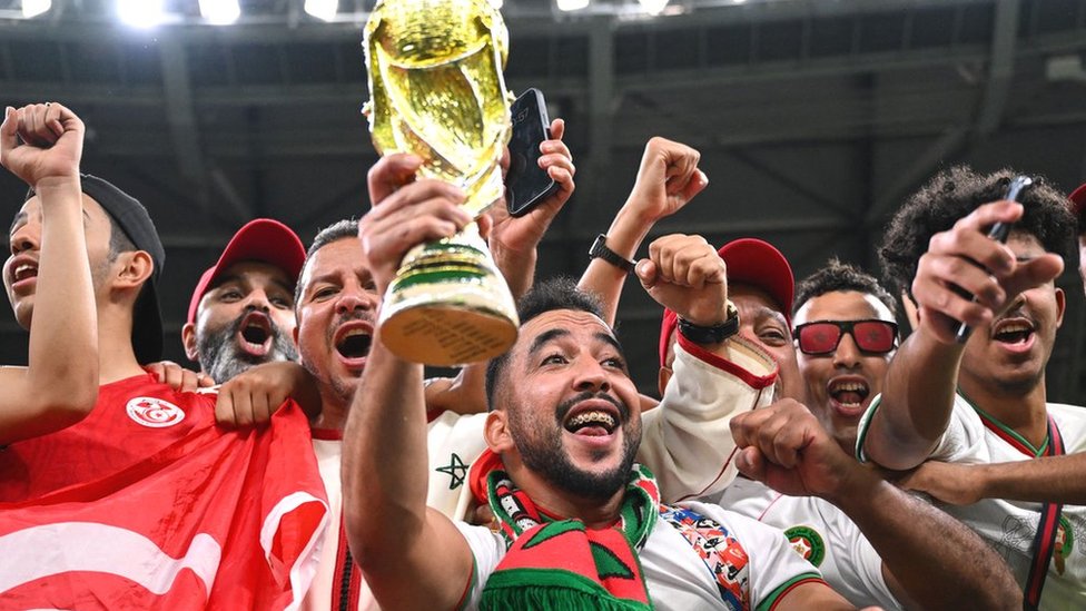 مشجعون مغاربة يحملون نسخة طبق الأصل من كأس العالم في قطر