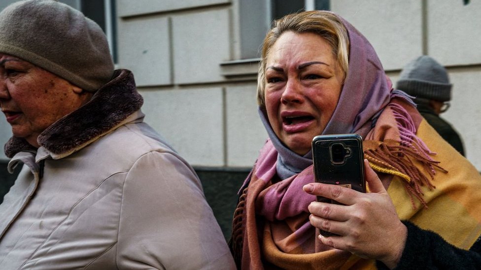 رد فعل النساء بعد القصف الروسي لمدينة خيرسون الأوكرانية في 24 ديسمبر 2022