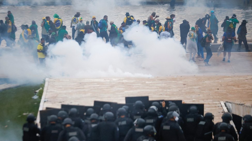 الشرطة تستخدم الغاز المسيل للدموع ضد المتظاهرين