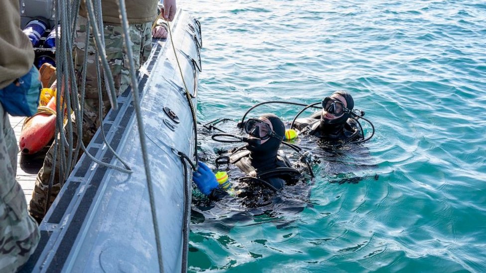 ساعد غواصو البحرية في استعادة المنطاد من المحيط الأطلسي