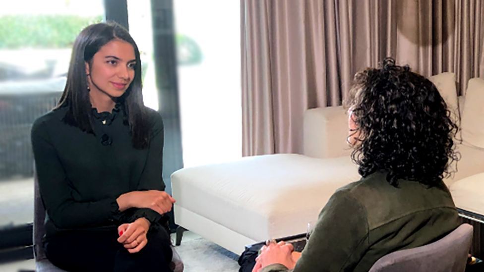 سارة خادم خلال المقابلة مع راضية إقبال من بي بي سي