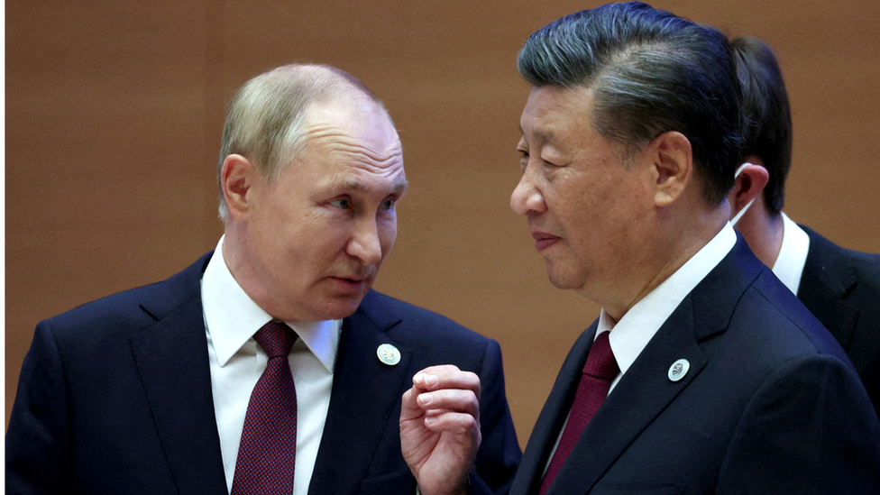 الرئيس الروسي فلاديمير بوتين يتحدث مع الرئيس الصيني شي جين بينغ