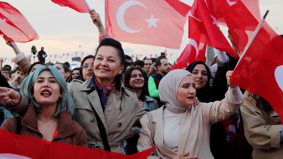 حشود من الأتراك في أحد التجمعات قبل جولة الإعادة.