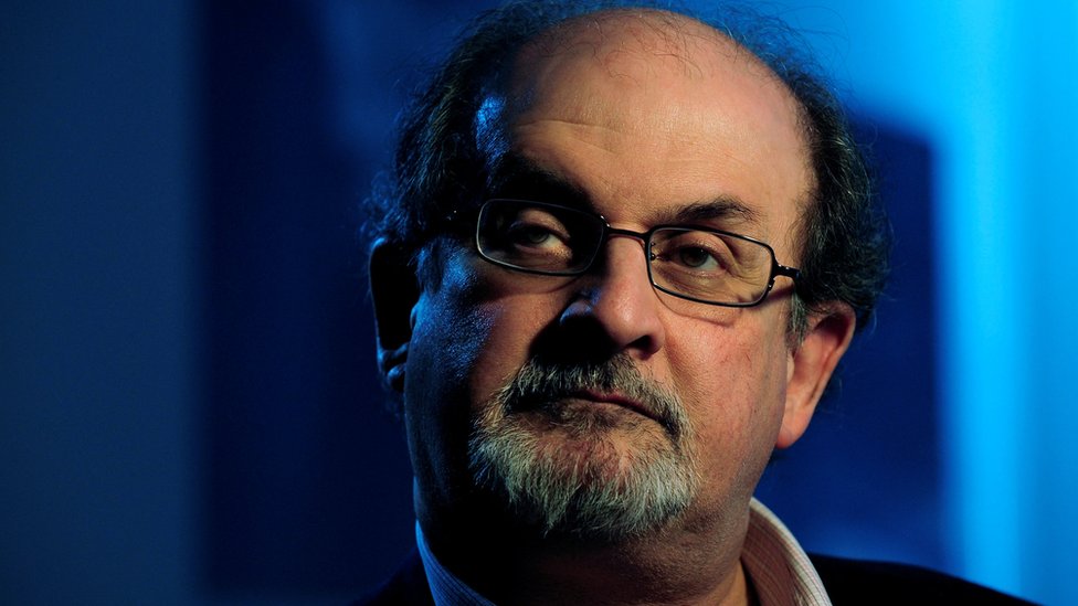 سلمان رشدي على المنصة