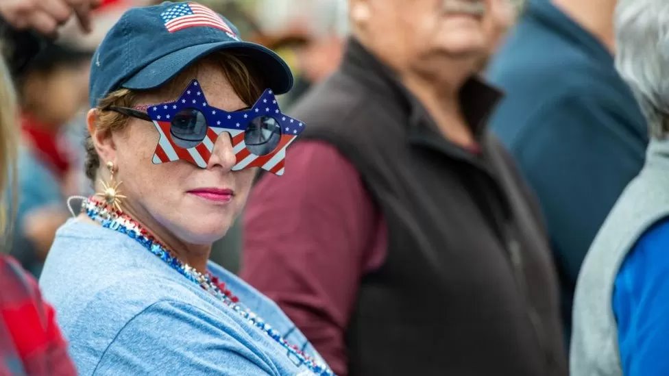 امرأة ترتدي نظارة بألوان العلم الأمريكي
