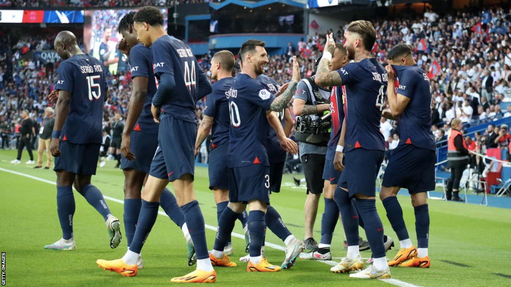 لاعبو باريس سان جيرمان يحتفلون بهدف سيرجيو راموس