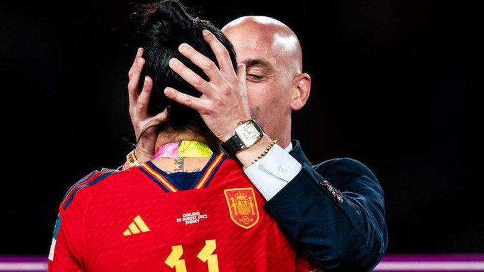 لويس روبياليس يقبل جيني هيرموسو بعد فوز إسبانيا بكأس العالم