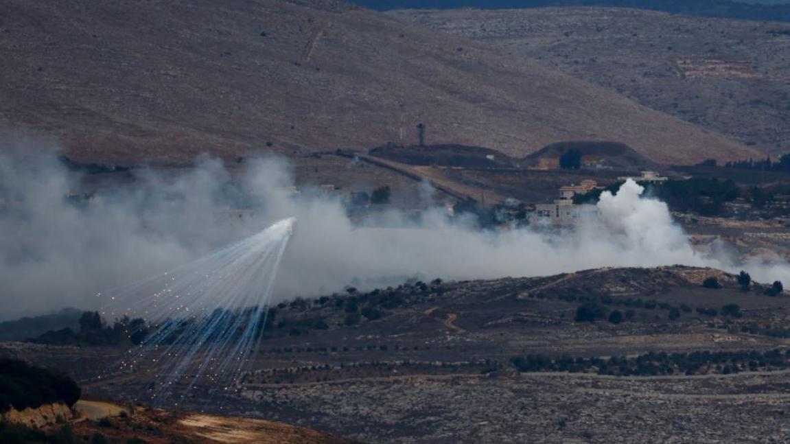 صورة تظهر دخاناً ناجماً عن الفسفور الأبيض أطلقته إسرائيل على مناطق حدودية مع لبنان
