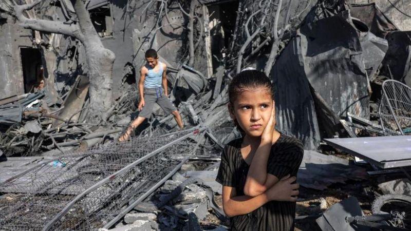 في غزة، تتدهور الأوضاع الإنسانية مع نفاد الغذاء والوقود والمياه والأدوية.