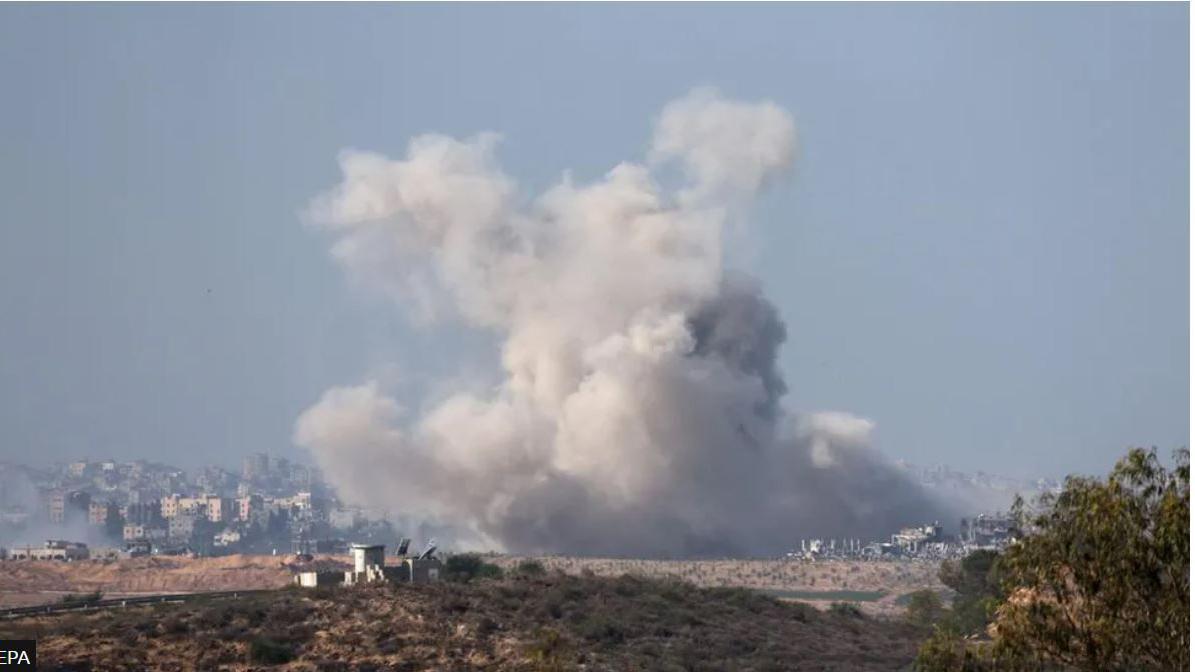 أعمدة الدخان تتصاعد جراء غارة جوية على موقع في بيت لاهيا شمالي قطاع غزة